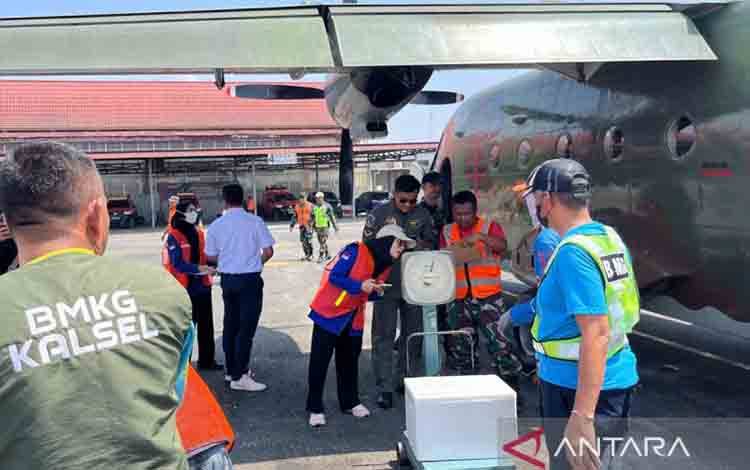 Tim Modifikasi Cuaca TNI AU Pantau Atmosfer Kalselteng 1x24 Jam