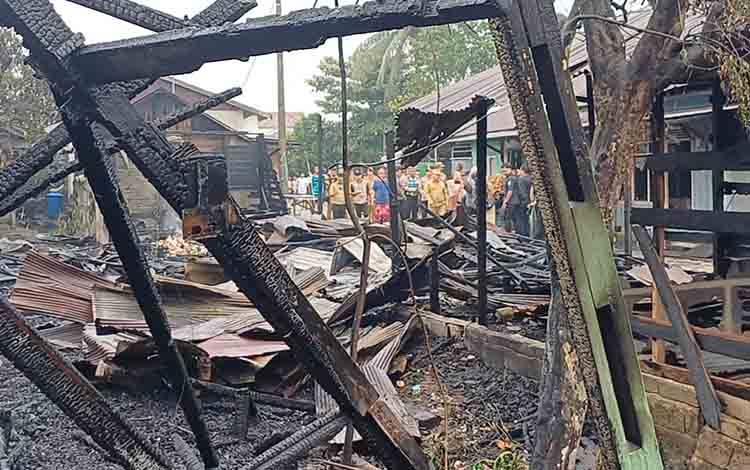 Bupati Kotim Pastikan Bantu Pembangunan 2 Rumah Korban Kebakaran di Jalan Iskandar