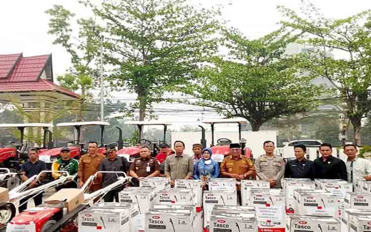 Pemkab Kobar Perkuat Sektor Pertanian, Salurkan Bantuan Alsintan ke Kelompok Tani